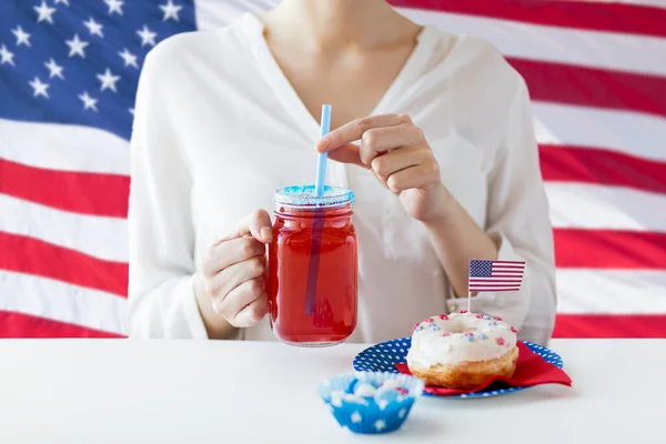 미국 독립 기념일을 축 하 하는 여자 — 스톡 사진