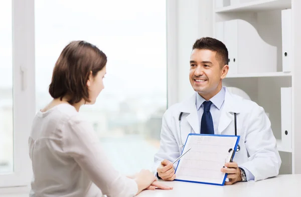 Smiling doctor and young woman meeting at hospital — Stock Photo, Image