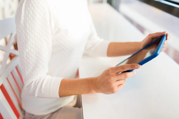 Primo piano di donna con tablet pc al caffè — Foto Stock