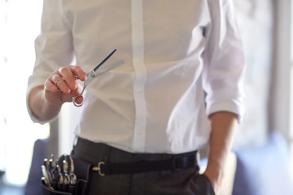 Gros plan du styliste masculin avec des ciseaux au salon — Photo