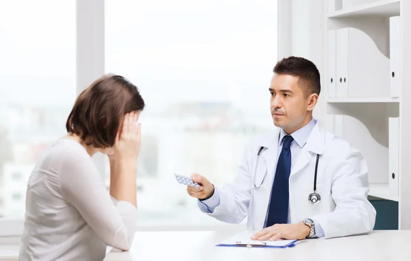 Médico dando pílulas para a mulher no hospital — Fotografia de Stock