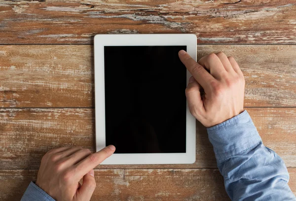 Close up van mannelijke handen met de tablet pc op tafel — Stockfoto