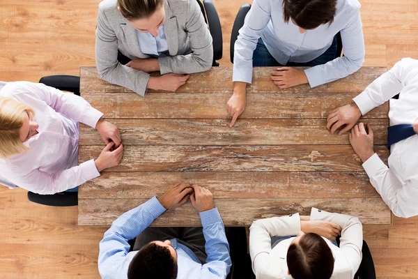 Close-up van zakelijke team zitten aan tafel — Stockfoto