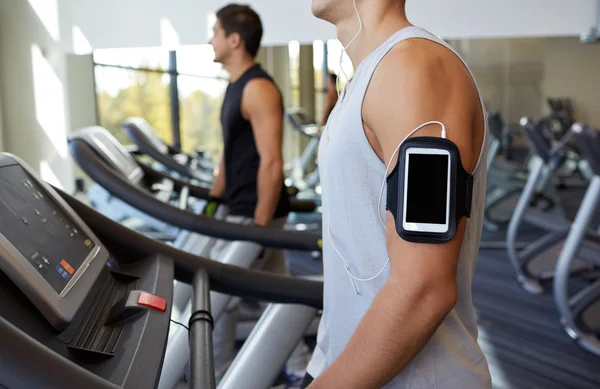 Primer plano del hombre con teléfono inteligente en el gimnasio — Foto de Stock