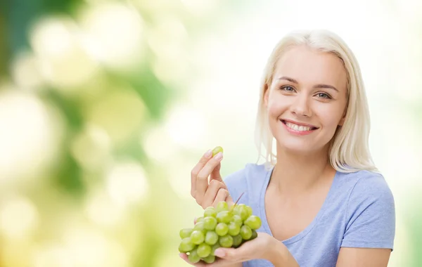 Gelukkige vrouw druiven eten — Stockfoto