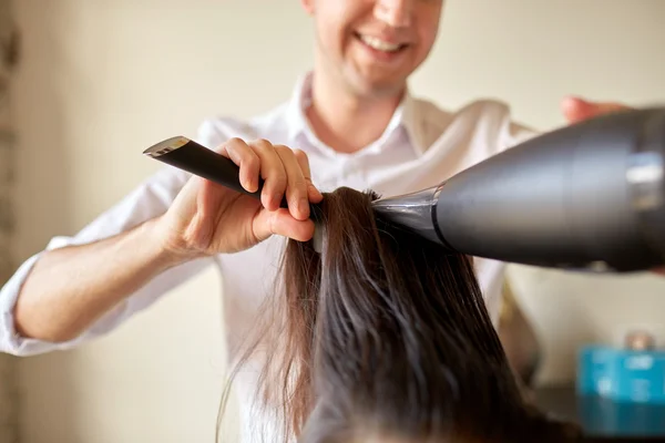 Close up de cabeleireiro fazendo penteado no salão — Fotografia de Stock