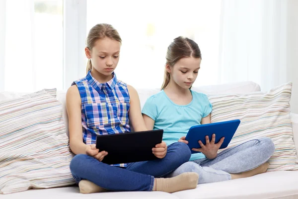 Chicas con tablet pc sentado en el sofá en casa —  Fotos de Stock