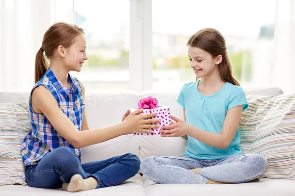 Šťastné malé holčičky s narozeninový dárek doma — Stock fotografie