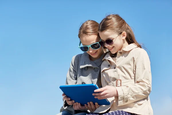 Šťastné holky s počítačem tablet pc venku — Stock fotografie