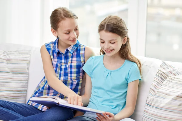 Deux filles heureuses lecture livre à la maison — Photo