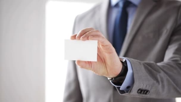 Primer plano del hombre de negocios mostrando la tarjeta blanca en blanco — Vídeos de Stock
