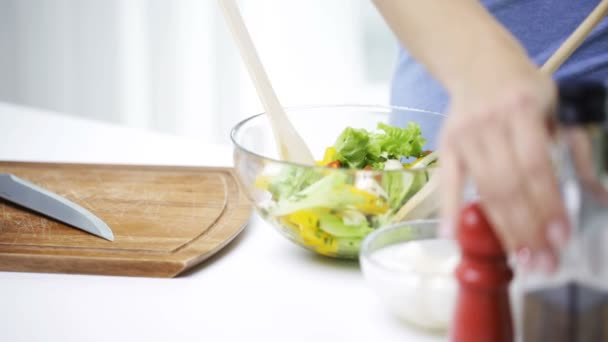 女性の家庭での野菜サラダを料理のクローズ アップ — ストック動画