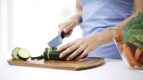 Close up de jovem mulher cortando squash em casa — Vídeo de Stock