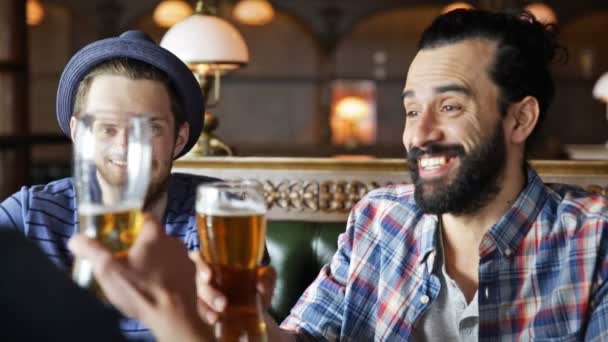 Happy male friends drinking beer at bar or pub — Stock Video