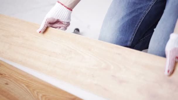 Primer plano del hombre instalando pisos de madera — Vídeo de stock