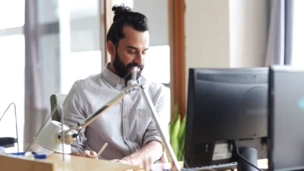 Trabalhador de escritório masculino criativo feliz com computador — Vídeo de Stock