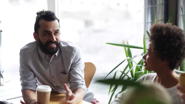 Heureuse équipe créative avec café parler au bureau — Video