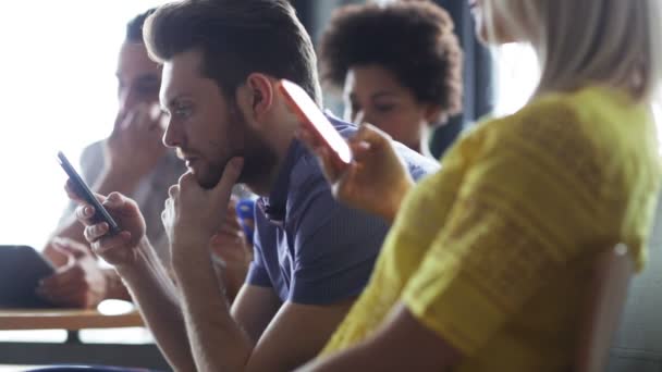 Decisão erradasquadra di affari con smartphone e tablet pcWirtschaft, Menschen, Technik und Team arbeiten Konzept - Nahaufnahme von kreativ-Team mit Smartphones und tablet-pc-Computer sitzend am Tisch im Büro — Stockvideo