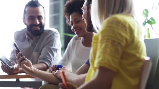 Equipo de negocios con teléfonos inteligentes y tableta PC — Vídeos de Stock