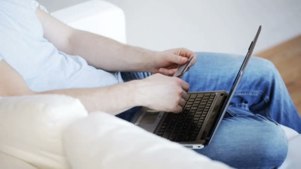 Close up de homem com laptop e cartão de crédito — Vídeo de Stock