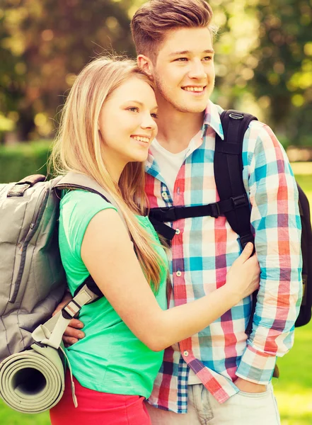 Coppia sorridente con zaini in natura — Foto Stock