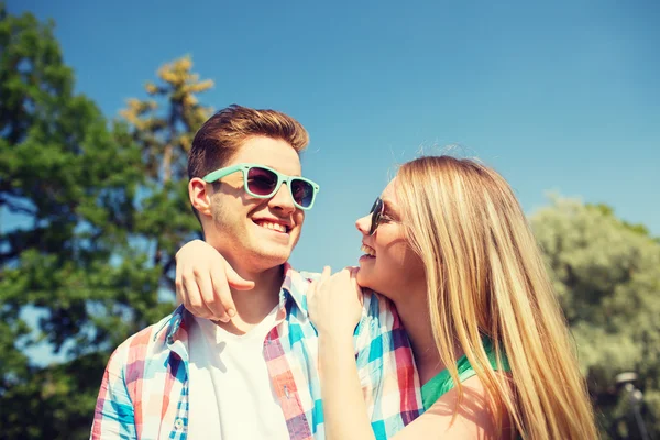 Sorrindo casal se divertindo ao ar livre — Fotografia de Stock