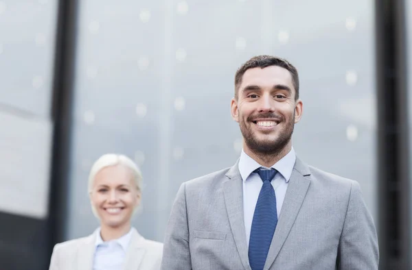 Primo piano di uomini d'affari sorridenti — Foto Stock
