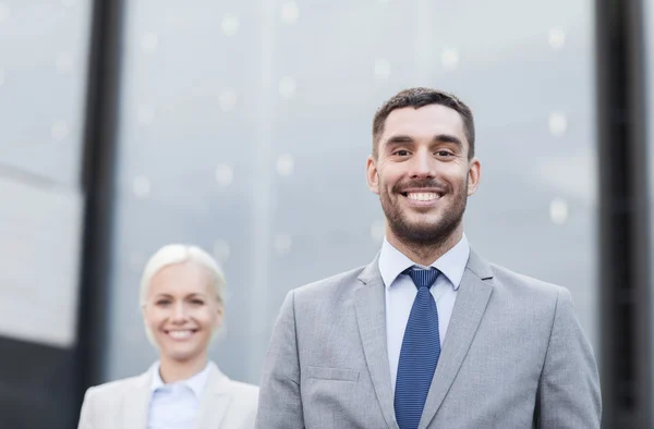 Nahaufnahme lächelnder Geschäftsleute — Stockfoto