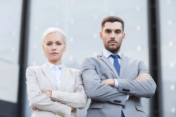 Hommes d'affaires sérieux debout au-dessus de l'immeuble de bureaux — Photo