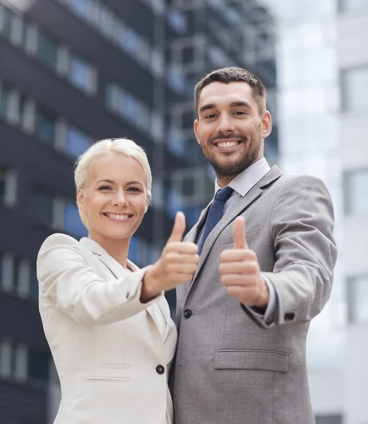 Homens de negócios sorridentes mostrando polegares para cima — Fotografia de Stock