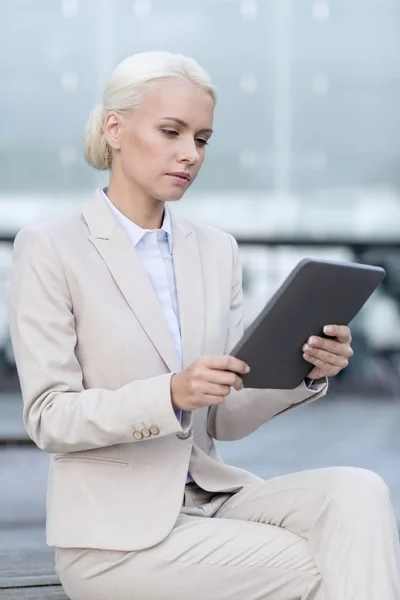 Бізнес-леді, що працює з планшетним ПК на відкритому повітрі — стокове фото