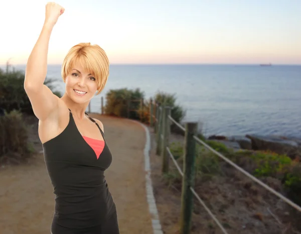 Glückliche Frau joggt im Freien über Strand Hintergrund — Stockfoto