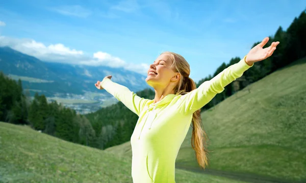 Mulher feliz em sportswear desfrutar do sol e da liberdade — Fotografia de Stock