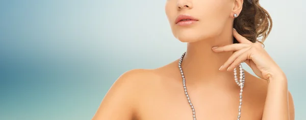 Frau mit Perlenohrringen und Halskette — Stockfoto