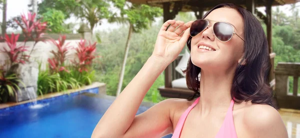 Gelukkige vrouw in zonnebril en zwembroek — Stockfoto
