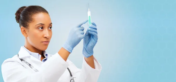 Afrikalı doktor holding şırınga ile enjeksiyon — Stok fotoğraf