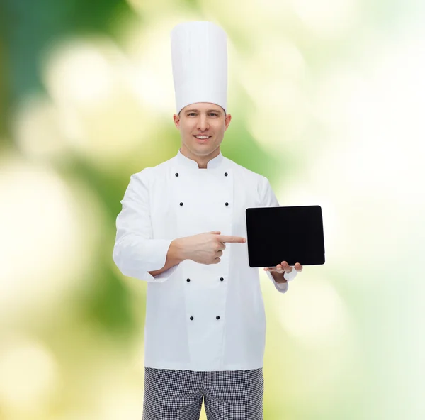 タブレット pc を示す幸せな男性シェフ料理 — ストック写真