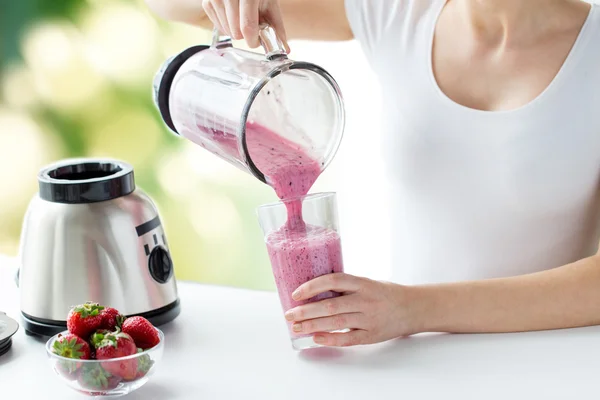Close up of woman with blender pouring milk shake — Stock Photo, Image