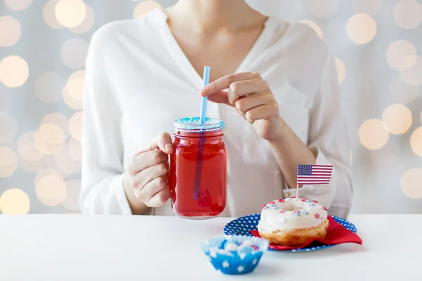 Frau feiert amerikanischen Unabhängigkeitstag — Stockfoto