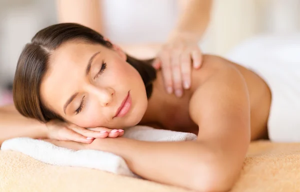 Hermosa mujer en el salón de spa recibiendo masaje — Foto de Stock