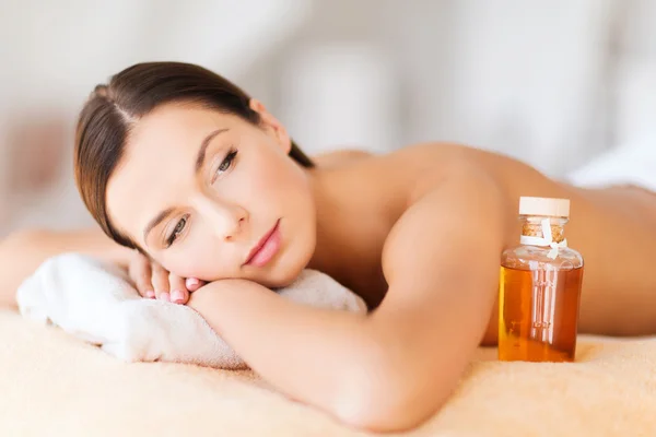 Mujer feliz en el salón de spa — Foto de Stock