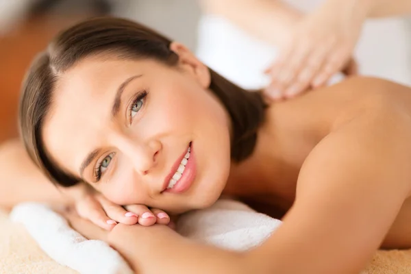 Schöne Frau im Wellness-Salon bekommen Massage — Stockfoto