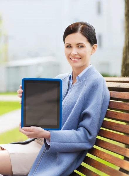 Sonriente mujer de negocios con tablet pc en la ciudad —  Fotos de Stock