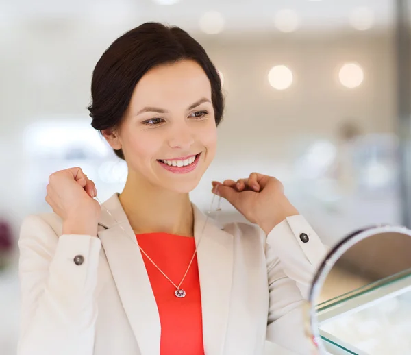 Femme heureuse choisir pendentif à la bijouterie — Photo