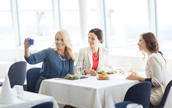 妇女与智能手机自拍照在餐厅 — 图库照片