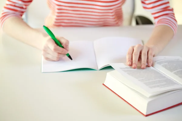 Primer plano de las manos femeninas con libro y cuaderno — Foto de Stock