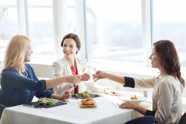 Happy women drinking champagne at restaurant — Stock Photo, Image