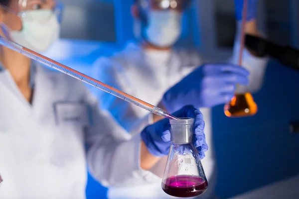 Primer plano de los científicos que hacen pruebas en el laboratorio — Foto de Stock