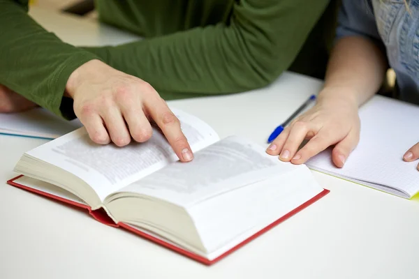 Perto de mãos de estudantes com livro ou livro didático — Fotografia de Stock