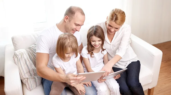 Família feliz com computadores tablet pc em casa — Fotografia de Stock